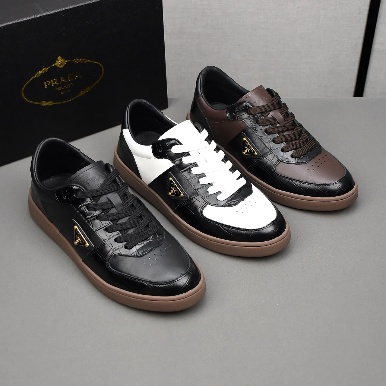 PP400👟👟👟Prada set off the audience! Prada, an international brand that is constantly innovating, this men's casual shoe, the original version, made of cowhide leather at a ratio of one to one at the store, with leather feet and rubber non-slip outsole, breathable and comfortable, quality speaks for itself👄38-44